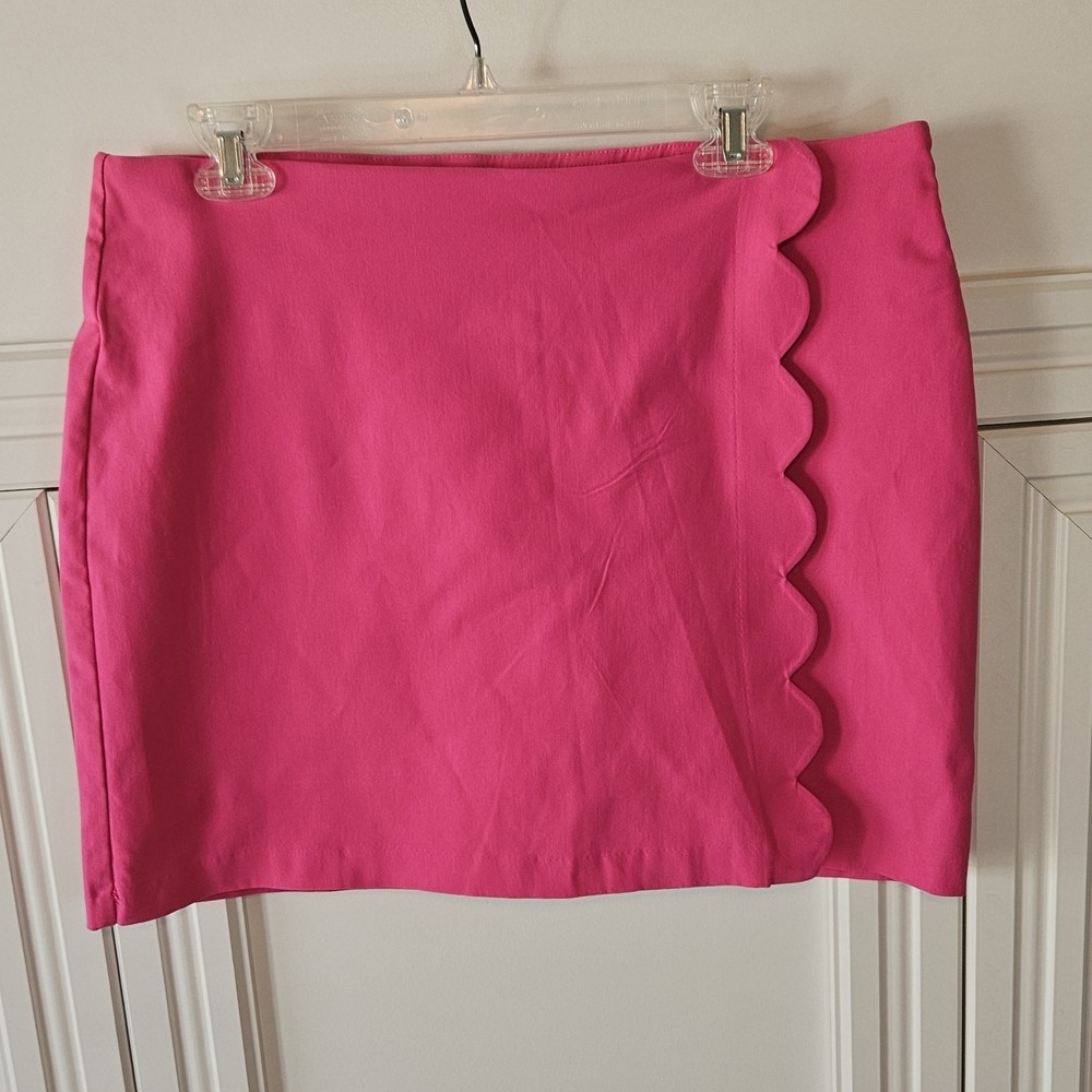 Crown & Ivy Fuchsia Scalloped Mini Skort